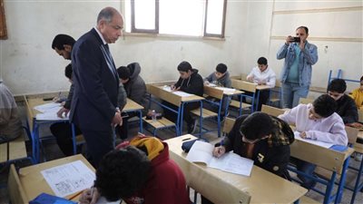 محافظ المنيا يتفقد لجان امتحانات الشهادة الإعدادية (صور)