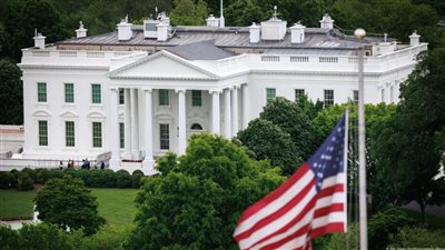 البيت الأبيض مركز أحداث وقرارات السياسة العالمية، وضع حجر أساسه جورج واشنطن عام 1792، صممه الأيرلندي جيمس هوبان، جون آدامز وعائلته أول ساكنيه، أحرقه البريطانيون، وهذا سر الطلاء الأبيض والتسمية