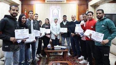 رئيس جامعة الأقصر تكرم الفائزين في بطولة الملاكمة (صور)