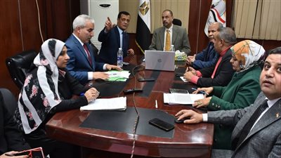 محافظ سوهاج يتفقد سير العمل بغرفة عمليات مديرية التعليم