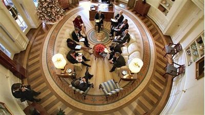 «المكتب البيضاوي» مطبخ القرارات الأمريكية الحساسة.. طقوس شبه عسكرية خاصة باستقبال الرئيس داخله.. وهذا سر علاقته باحتفال «ليفي» البريطاني 