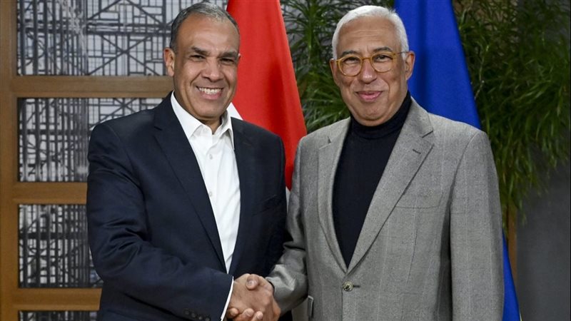 وزير الخارجية مع