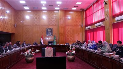 نائب محافظ الإسماعيلية يتابع أعمال لجنة تحصيل مقابل تحسين الطرق المحلية (صور)