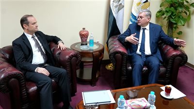 وزير البترول يلتقي نائب رئيس أباتشي لبحث تعزيز إنتاج الغاز بالصحراء الغربية