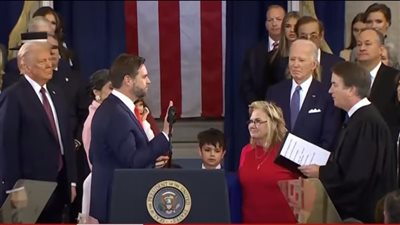 نائب ترامب يؤدي اليمين الدستورية داخل مبني الكابيتول