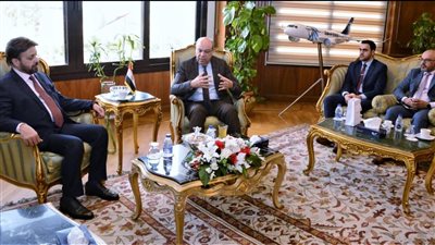 وزير الطيران المدني المصري يلتقي وفدًا إماراتيًا لمناقشة أوجه التعاون