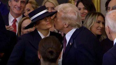 نصف قبلة، قبعة ميلانيا تضع ترامب بموقف محرج أثناء حفل تنصيبه رئيسا لأمريكا