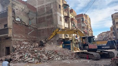 حفاظا على أرواح المواطنين، تنفيذ قرار إزالة منزل آيل للسقوط بالإسماعيلية (صور)  