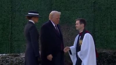 لحظة وصول ترامب وزوجته إلى كنيسة القديس جونز لبدء مراسم التنصيب (فيديو)