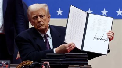 ترامب يوقع حزمة أوامر تنفيذية في اليوم الأول لرئاسته