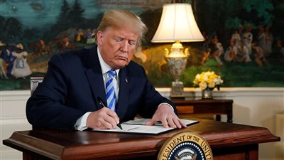 ترامب يوقع على أوامر تنفيذية للانسحاب من اتفاقية باريس وإلغاء عشرات الإجراءات التي أقرها بايدن