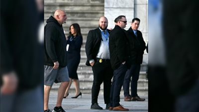 سيناتور أمريكي يثير جدلا بثيابه خلال حفل تنصيب ترامب (فيديو)