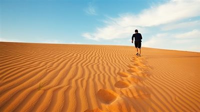  تفسير حلم المشي في الصحراء وعلاقته بالرغبة فى الابتعاد عن المقربين 