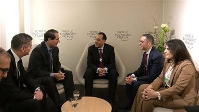 على هامش مشاركته في منتدى دافوس، رئيس الوزراء يلتقي مدير العمليات في شركة كوكاكولا 