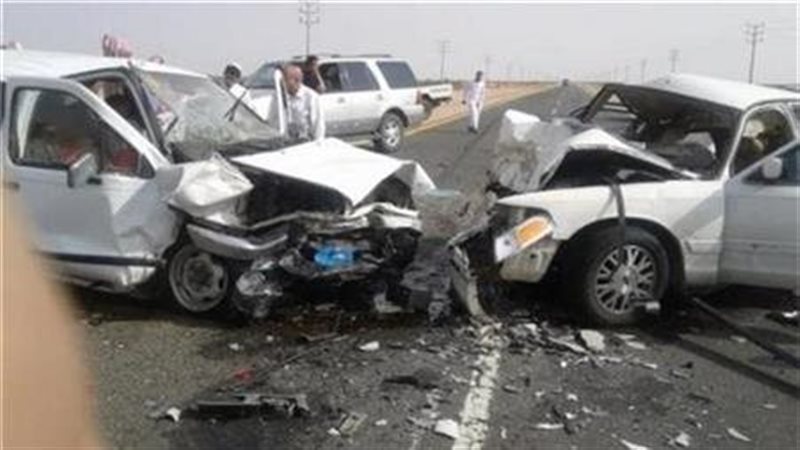 تصادم سيارتين بالطريق