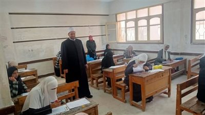 طالبة بالشهادة الإعدادية بالمنطقة الازهرية في الإسكندرية تستكمل الامتحان رغم وفاة والدها 