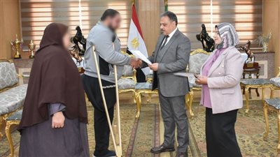 محافظ الشرقية يُسلم عقود وحدات سكنية للأسر الأولى بالرعاية 