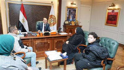 وزير العمل يستقبل مواطنا في مكتبه ويوجه بتعويضه وتوفير فرصة عمل له 