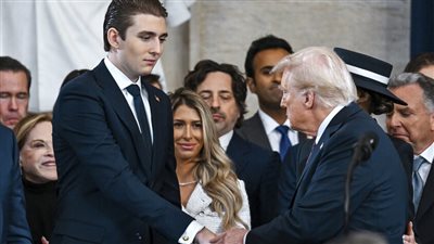 ترامب يتباهى بنجله الأصغر بارون.. اعرف السبب (صور)