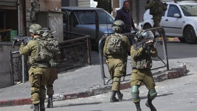 قوات الاحتلال تداهم منازل عائلات الأسرى الفلسطينيين المقرر الإفراج عنهم اليوم