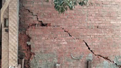 أول صور من موقع تصدع عقار في المنصورة بسبب التنقيب عن الآثار