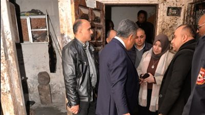 محافظ الدقهلية يعاين عقار المنصورة المتصدع بسبب التنقيب عن الآثار (صور) 