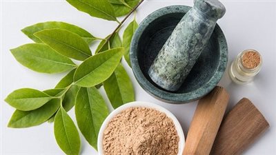 فوائد خشب الصندل، لترطيب الشعر وتغذيته وتحفيز نموه