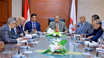 محافظ سوهاج يناقش تطوير قصر الثقافة 