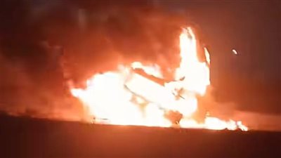 تفحم سيارة نقل ثقيل وإصابة سائقها بطريق استاد برج العرب (صور)