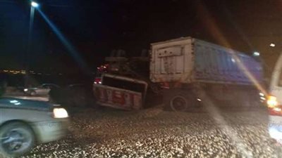 زحام مروري بسبب انقلاب مقطورة على الطريق الدائري ووقوع مصابين