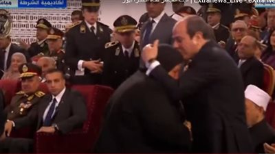 السيسي يقبِّل رأس والدة عمر القاضي، وأم البطل تهديه 