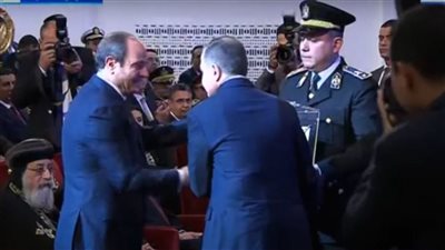 السيسي يشاهد فيلم 