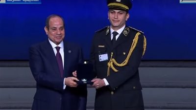 الرئيس السيسي يمنح عددا من أعضاء هيئة الشرطة أنواط الامتياز