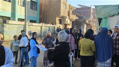 بصحبة أولياء الأمور، توافد طلاب الشهادة الإعدادية بالدقهلية لأداء امتحان الجبر والكمبيوتر (صور)