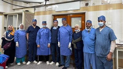 فريق طبي بجامعة أسيوط ينجح في إجراء جراحة دقيقة لشاب مصاب بانفجار في مقلة العين