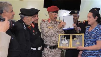  لحظة إطلاق سراح طاقم السفينة جلاكسي ليدر الإسرائيلية ومغادرته صنعاء (فيديو)