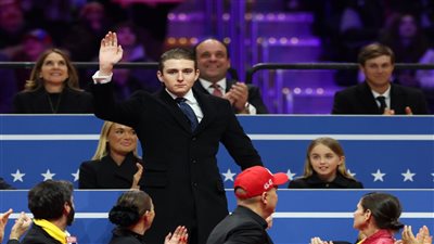 بعد يوم من تنصيب والده، ترشيح بارون ترامب للعب في دوري كرة السلة للمحترفين (فيديو)