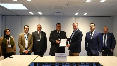 وزير الإسكان يلتقي رئيس 