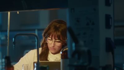 مسلسل صفحة بيضا الحلقة 5، مها نصار تساعد حنان مطاوع على العودة لأبحاثها