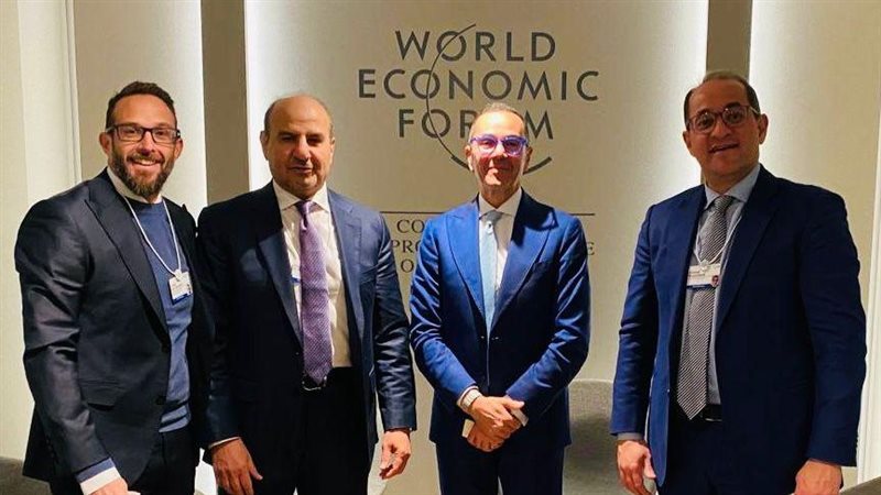 وزير الاستثمار يبحث