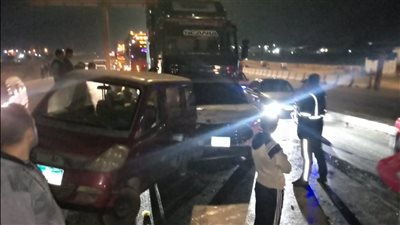 إصابة 3 أشخاص في تصادم 3 سيارات ملاكي أعلى كوبري المستقبل بالإسماعيلية (صور)