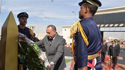 محافظ أسيوط ومدير الأمن يضعان إكليل الزهور على نصب شهداء الشرطة (فيديو وصور)