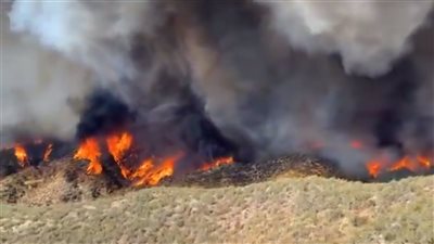 لوس أنجلوس تحترق من جديد والنيران تعود بشراسة، ونشطاء: سنة المعجزات الإلهية (فيديو)