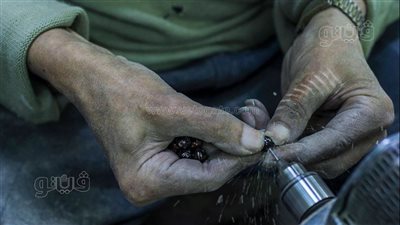 «بين الكهرمان وأم كلثوم.. يوميات العم مرزوق فى ورشة السبح».. يكشف مراحل التصنيع وأهم الخامات.. وهذه أبرز تحديات المهنة (فيديو وصور) 