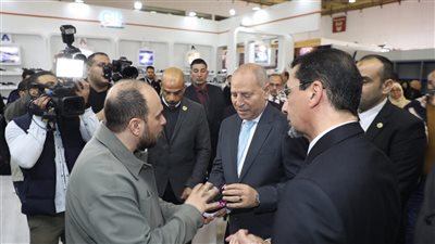 محافظ القاهرة يعلن مفاجأة سارة للأسر المنتجة خلال زيارة معرض الجلود