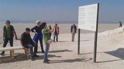 وفد سياحي هولندي يزور تل العمارنة في المنيا (صور)