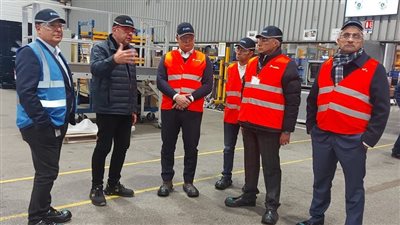 وزير الإسكان يزور مصنع شركة 