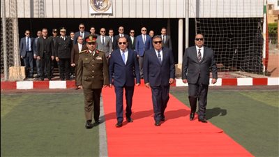 محافظ الدقهلية والقيادات الأمنية يضعون إكليل الزهور على النصب التذكاري (صور)