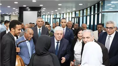 وزير التعليم العالى ومحافظ أسوان يتفقدان معرض الفنون التشكيلية (صور)