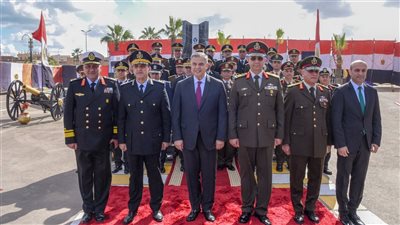 محافظ الإسكندرية يضع إكليل زهور على النصب التذكاري للشهداء